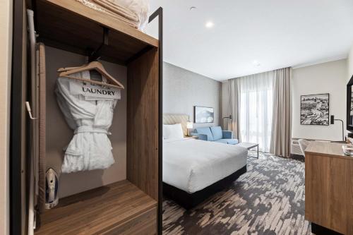 Postel nebo postele na pokoji v ubytování Sandman Signature Dallas Las Colinas Hotel & Suites