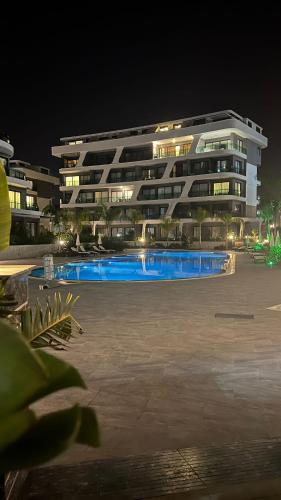 Bazén v ubytování Bright Flat with Pool & Private Beach 750m to Sea nebo v jeho okolí