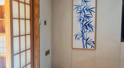 a room with a painting on the wall next to a door at Kunming Dianchi Garden Hotel & Spa in Kunming