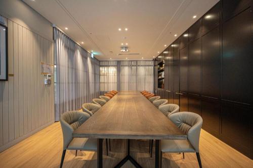 a long conference room with a long table and chairs at HOTEL D EDITION in Daejeon