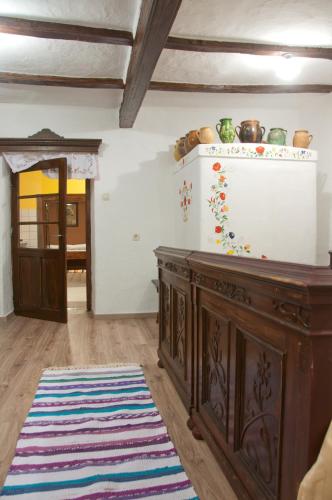 a room with a wooden cabinet and a rug at Antiklak in Doboz