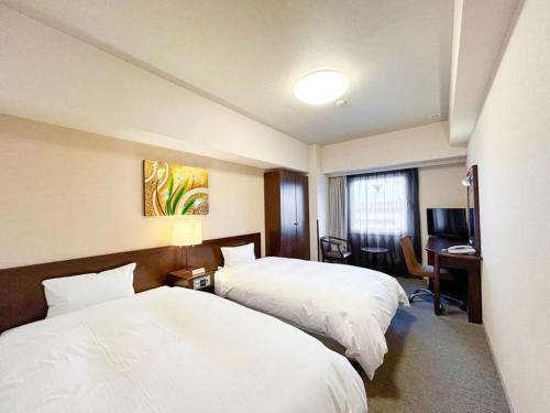 Кровать или кровати в номере Hotel Route Inn Hirosaki Ekimae