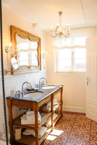 a bathroom with a sink and a mirror at Gästehaus im Weingut am Nil in Kallstadt