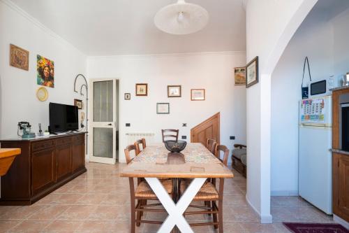 a kitchen and dining room with a table and chairs at Sa omu de sa palgia in Jerzu
