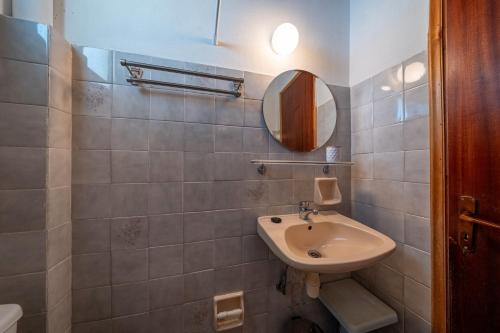 un baño con lavabo y espejo en Gavriil Apartments, en Corfu
