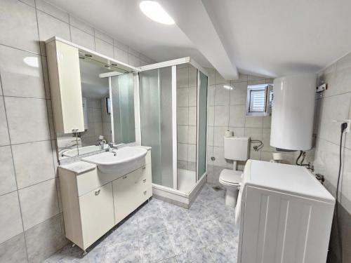 Ένα μπάνιο στο TOM V NV Apartment with sea view, 250m from the beach