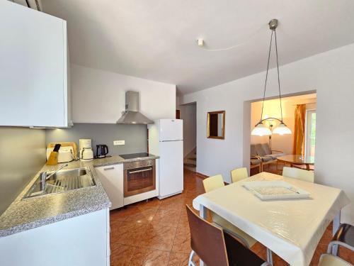 TOM V NV Apartment with sea view, 250m from the beach