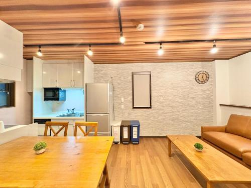 大阪市にあるstay PLUS 谷町 premiumのテーブルとキッチンのあるリビングルーム