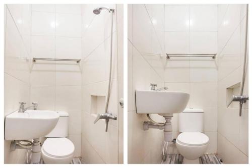 a bathroom with two toilets and a sink at Super OYO 91074 Stariez Senen Syariah in Jakarta