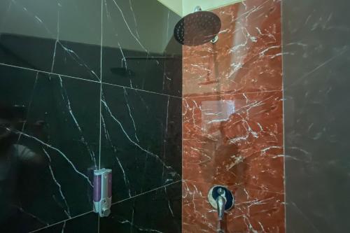 Bilik mandi di Urbanview Anelia Guest House Syariah Samarinda