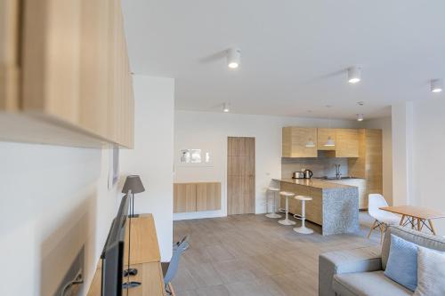 Una cocina o zona de cocina en Studio 365 Serviced Apartments