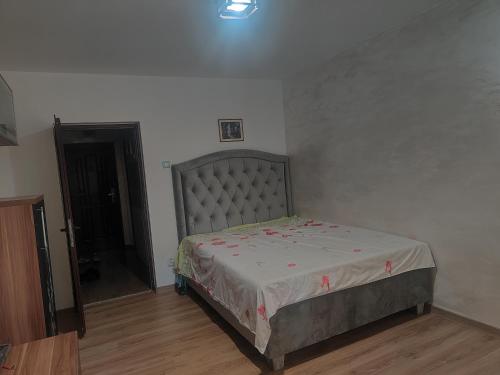 En eller flere senge i et værelse på Garsoniera țiglina 1