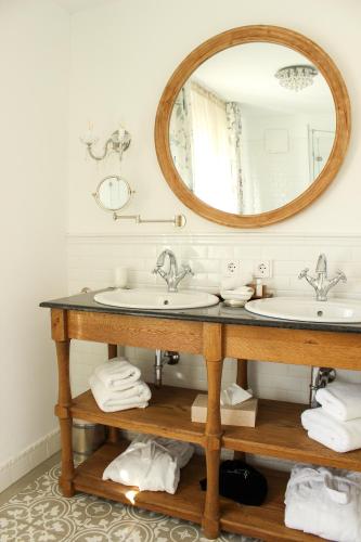 a bathroom with two sinks and a large mirror at Gästehaus im Weingut am Nil in Kallstadt