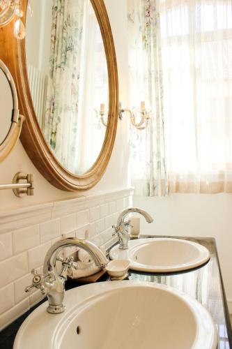 a bathroom with a sink and a mirror at Gästehaus im Weingut am Nil in Kallstadt