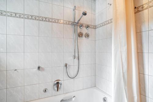 a bathroom with a shower with a tub at Wein- und Klimahotel Bergfriedel in Bühlertal