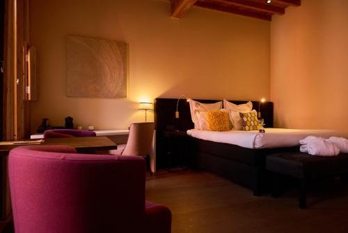 ビルゼンにあるB&B Huize Briersの枕が置かれたベッドのある寝室