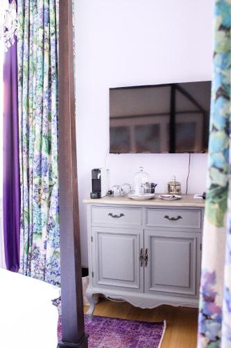 a kitchen with a white cabinet and a mirror at Gästehaus im Weingut am Nil in Kallstadt