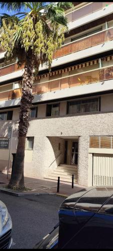 Elegant F2 with all comforts in center of Cannes