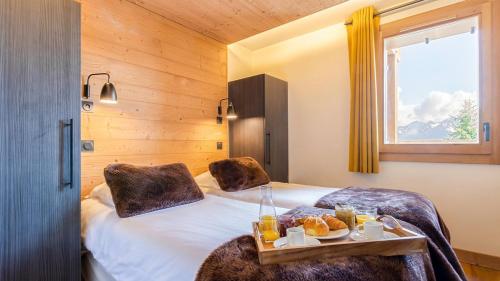 Ένα ή περισσότερα κρεβάτια σε δωμάτιο στο ASAI210-8-1 Appartement 4 étoiles Les Saisies - 8 personnes