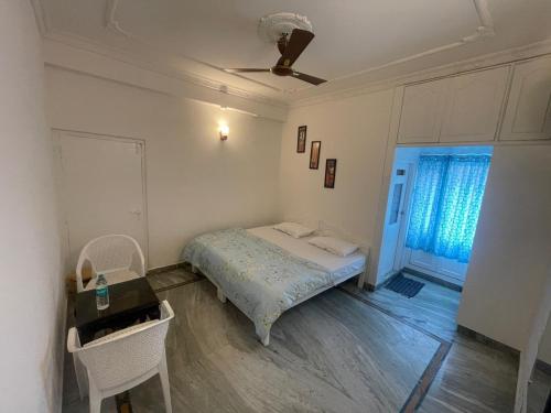 Postel nebo postele na pokoji v ubytování SHELAS HOME STAYs