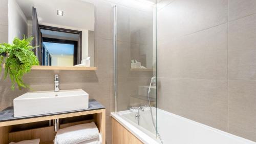 Ένα μπάνιο στο ASAI210-7-2 Appartement 4 étoiles Les Saisies - 8 personnes