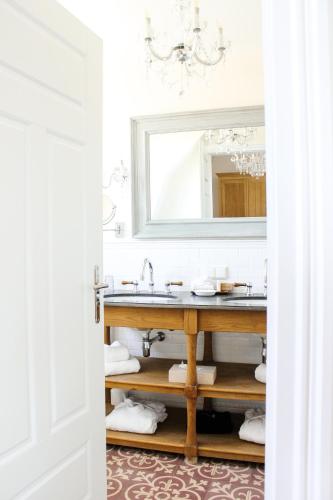 a bathroom with a sink and a mirror at Gästehaus im Weingut am Nil in Kallstadt