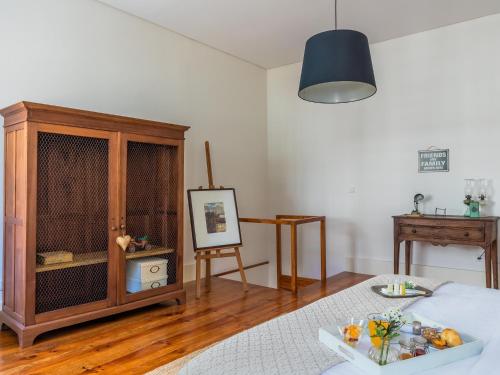 een woonkamer met een houten kast en een tafel bij Down2Town B&B in Porto