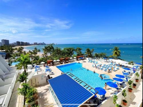 una vista aérea de la piscina del resort en Isla Verde Beachfront Retreat with parking, en San Juan