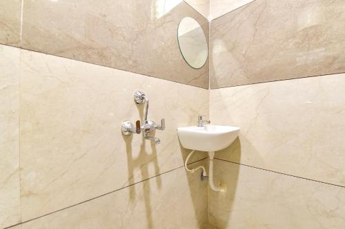 Un baño de FabHotel Bhavna Palace