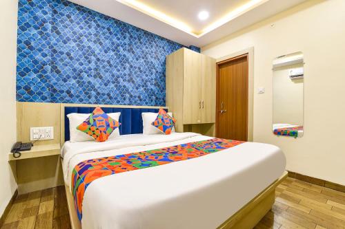 Cama o camas de una habitación en FabHotel Bhavna Palace