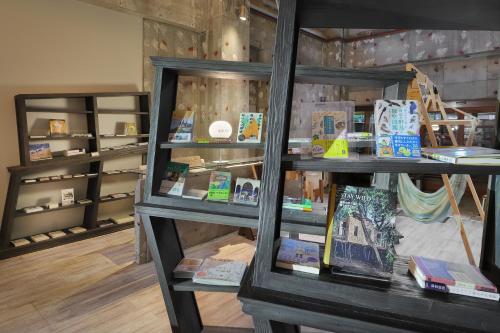 a book shelf filled with books in a room at Shin Toji Hotel Lulud in Nakanojo