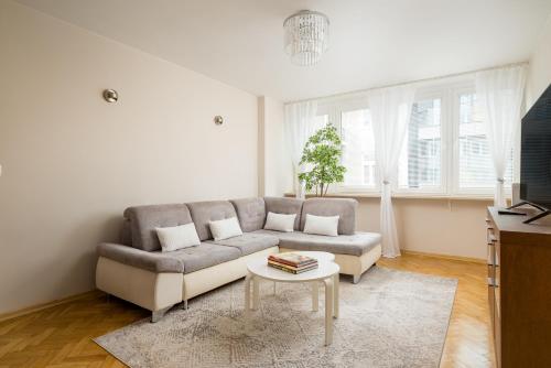 Krochmalna Spacious Apartment by BookingHost