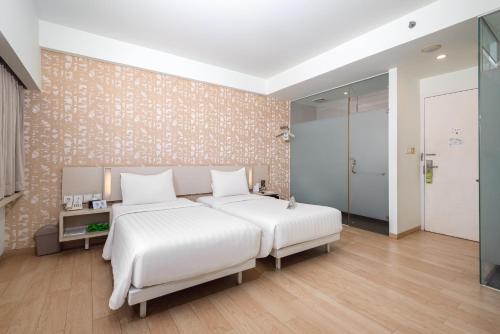 Postel nebo postele na pokoji v ubytování Whiz Prime Hotel Sudirman Cilacap