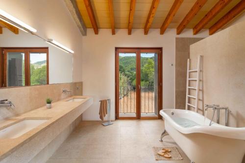 a bathroom with two sinks and a bath tub at Empaltada in Selva