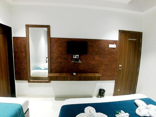 Μια τηλεόραση ή/και κέντρο ψυχαγωγίας στο Hotel Kiara Govind Park