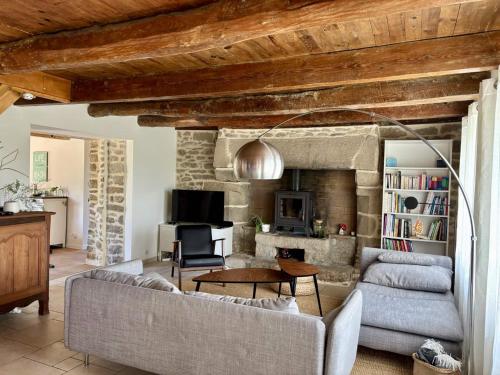 ein Wohnzimmer mit Sofa und Tisch in der Unterkunft MEZKOLE - Maison de vacances familiale à Plouguerneau 10 personnes, jardin, proche plages in Plouguerneau