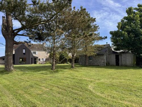 ein altes Haus mit Bäumen im Hof in der Unterkunft MEZKOLE - Maison de vacances familiale à Plouguerneau 10 personnes, jardin, proche plages in Plouguerneau