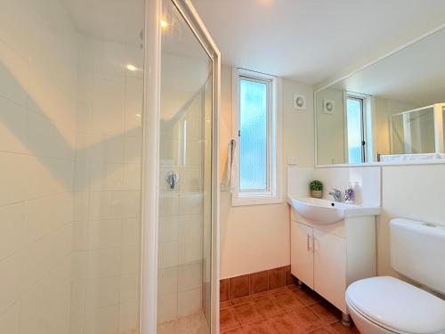 Bilik mandi di Cosy 2BR Paddington Home with Parking