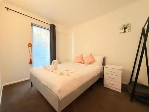 Katil atau katil-katil dalam bilik di Cosy 2BR Paddington Home with Parking