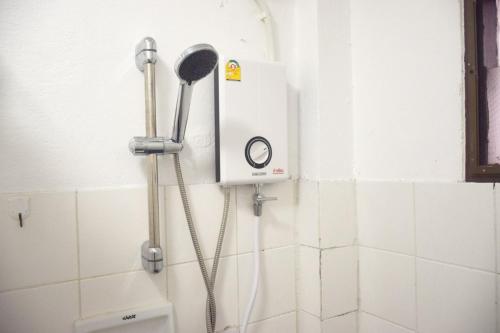 a shower in a bathroom with a shower head at Warm House CNX ใกล้นิมมาน เมญ่า สันติธรรม in Chiang Mai