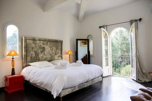 Ένα ή περισσότερα κρεβάτια σε δωμάτιο στο Villa Clara luxery house on Pont Royal Golf