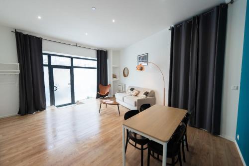 Χώρος καθιστικού στο Modern Apartment in the Heart of Chartrons