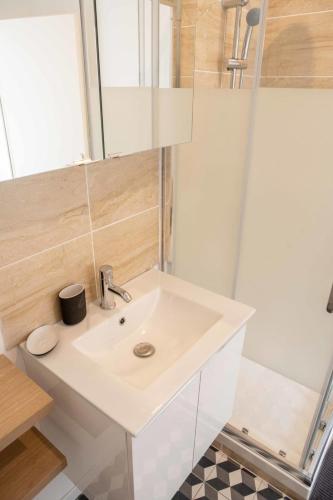Ένα μπάνιο στο Modern Apartment in the Heart of Chartrons