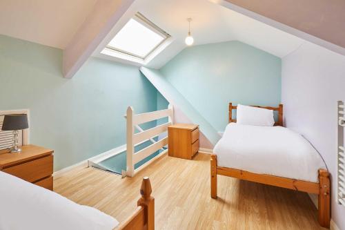 Postel nebo postele na pokoji v ubytování Host & Stay - Carrville Apartment