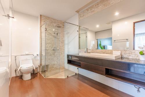 Ένα μπάνιο στο Majestic 2BR Residence with garden view in Regent