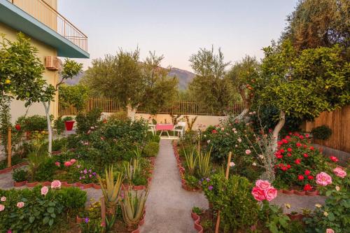 Foto Summer Rose Garden Getaway - A step to the Beach 2