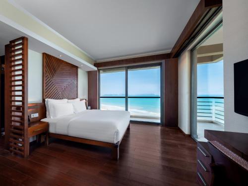 Кровать или кровати в номере Pullman Oceanview Sanya Bay Resort & Spa