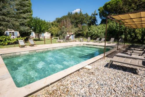 Mas de la Roule, 4 studios, piscine chauffée, studio SPA, parc 2 ha, Pont d'Avignon à piedの敷地内または近くにあるプール