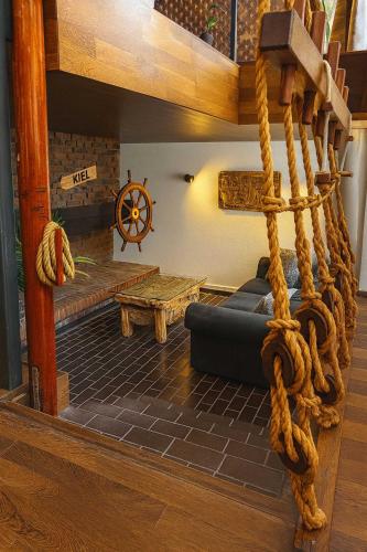 a living room with a large rope swing at Retreat in besonderem Haus "Da Gama" -FjordStay in Kiel