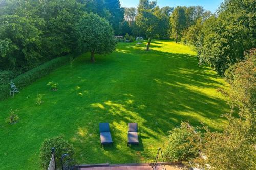 an overhead view of two benches in a grass field at Retreat in besonderem Haus "Cook" - FjordStay in Kiel